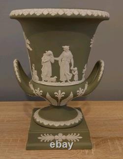 Urne Campana en Jasperware Wedgwood avec couvercle, vert sauge, scènes de mythologie grecque