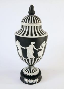 Urne à couvercle Wedgwood en jasperware noir Dancing Hours, décor guilloché