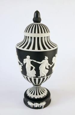 Urne couverte en jaspe noir Wedgwood Dancing Hours tourné à la machine