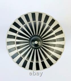 Urne couverte en jaspe noir Wedgwood Dancing Hours tourné à la machine