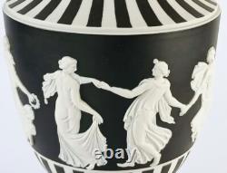 Urne couverte en jaspe noir Wedgwood Dancing Hours tourné à la machine