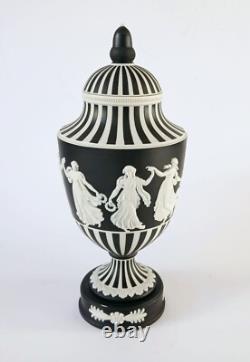 Urne couverte noire en jaspe Wedgwood 1976 Heures dansantes