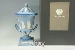 Urne décorative en jaspe de Wedgwood avec couvercle, vase à fleurs, objet trophée avec boîte utilisé.