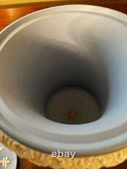 Urne en jaspe Wedgwood bleu grande, avec couvercle, en parfait état, bleu avec w