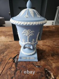 Urne en jaspe bleu Wedgwood vintage Campagna avec couvercle, en excellent état, dans sa boîte.