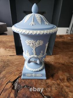 Urne en jaspe bleu Wedgwood vintage Campagna avec couvercle, en excellent état, dans sa boîte.