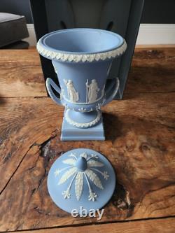 Urne en jaspe bleu Wedgwood vintage Campagna avec couvercle, en excellent état, dans sa boîte.