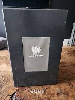 Urne en jaspe bleu Wedgwood vintage Campagna avec couvercle, en excellent état, dans sa boîte.