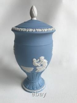 Urne et couvercle Achilles en jaspe bleu Wedgwood, en excellent état
