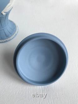 Urne et couvercle Achilles en jaspe bleu Wedgwood, en excellent état