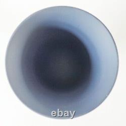 Vase Acadian en jaspe bleu Wedgwood Portland de 7 1/2 pouces