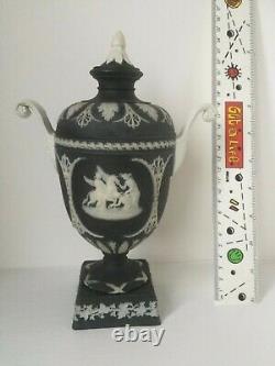 Vase Antique D’urne De Jasperware Noir/blanc De Wedgwood Avec Couvercle Et Piédestal Boulonné