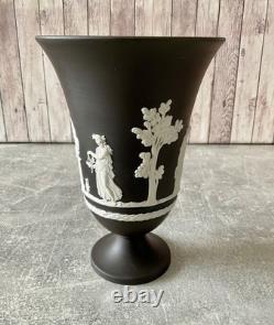 Vase Arcadien Grand en Jasperware Blanc sur Noir de Wedgwood Daté 1966