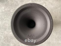 Vase Arcadien Grand en Jasperware Blanc sur Noir de Wedgwood Daté 1966