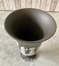 Vase Arcadien Large en Jasperware Wedgwood Blanc sur Noir daté de 1966