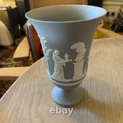 Vase Arcadien Wedgwood en jaspe gris, sur pied, en jasperware