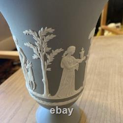 Vase Arcadien Wedgwood en jaspe gris, sur pied, en jasperware
