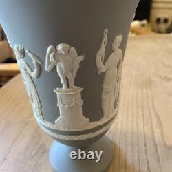 Vase Arcadien Wedgwood en jaspe gris, sur pied, en jasperware