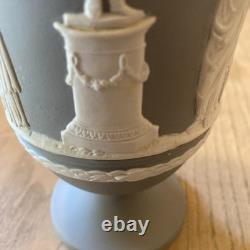 Vase Arcadien Wedgwood en jaspe gris, sur pied, en jasperware