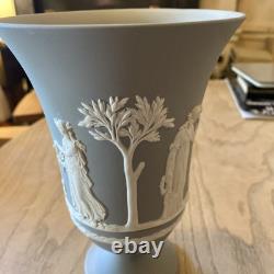 Vase Arcadien Wedgwood en jaspe gris, sur pied, en jasperware
