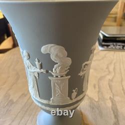 Vase Arcadien Wedgwood en jaspe gris, sur pied, en jasperware