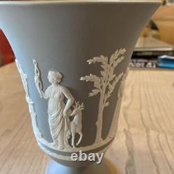 Vase Arcadien Wedgwood en jaspe gris, sur pied, en jasperware