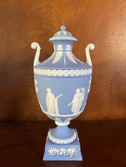 Vase Bleu D’urne De Jasperware De Wedgwood Avec Des Muses De Couvercle