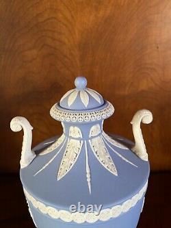 Vase Bleu D’urne De Jasperware De Wedgwood Avec Des Muses De Couvercle