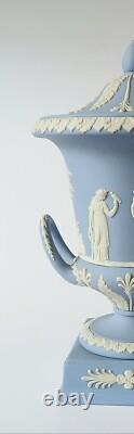 Vase Campagna en jaspe Wedgwood bleu 1971