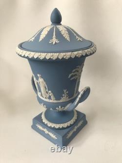 Vase Campagna en jaspe Wedgwood bleu de grande taille en excellent état