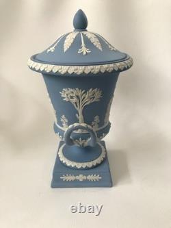 Vase Campagna en jaspe Wedgwood bleu de grande taille en excellent état
