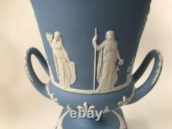 Vase Campagna en jaspe Wedgwood bleu de grande taille en excellent état