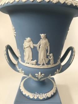 Vase Campagna en jaspe Wedgwood bleu de grande taille en excellent état