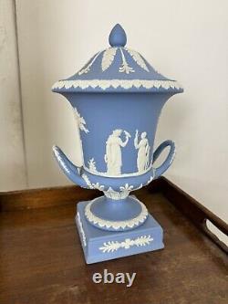 Vase Campagna en jaspe bleu poudre Wedgwood 1956 en excellent état