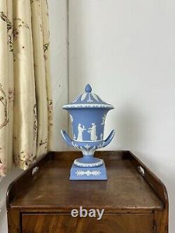 Vase Campagna en jaspe bleu poudre Wedgwood 1956 en excellent état