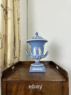 Vase Campagna en jaspe bleu poudre Wedgwood 1956 en excellent état