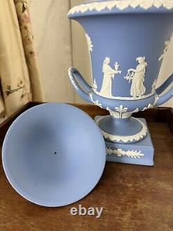 Vase Campagna en jaspe bleu poudre Wedgwood 1956 en excellent état