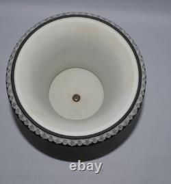 Vase Cratère Wedgwood Angleterre Noir et Blanc en Jasperware 19ème Siècle H 25,5 cm