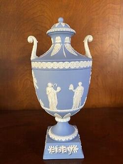 Vase D’urne Bleu De Jasperware De Wedgwood Avec Muses De Couvercle