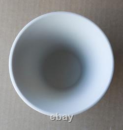 Vase DAFFODIL en Jasperware de Wedgwood en BRUN TAUPE CLAIR ÉPATANT