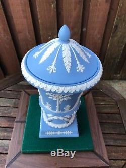 Vase De Jasperware Bleu De Wedgwood C. Parfait Des Années 1970