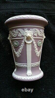 Vase Monopode en jaspe lilas tricolore de Wedgwood avec tête de lion et camée vert