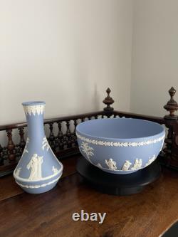 Vase PARNASSUS CANDIDA en JASPERWARE bleu WEDGWOOD et grand saladier, vintage