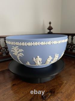 Vase PARNASSUS CANDIDA en JASPERWARE bleu WEDGWOOD et grand saladier, vintage