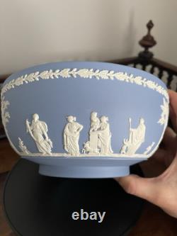 Vase PARNASSUS CANDIDA en JASPERWARE bleu WEDGWOOD et grand saladier, vintage
