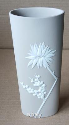 Vase PRUNUS en Jasperware Wedgwood de couleur TAUPE CLAIR BRUN ÉBLOUISSANT