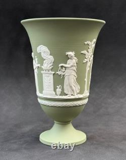 Vase Pied Arcadien en Jasperware Vert Sauge Wedgwood 19 cm Staffordshire 1981