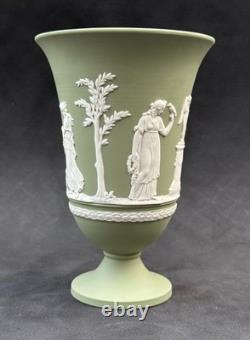Vase Pied Arcadien en Jasperware Vert Sauge Wedgwood 19 cm Staffordshire 1981