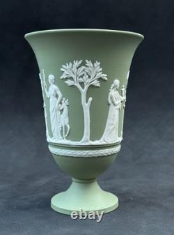 Vase Pied Arcadien en Jasperware Vert Sauge Wedgwood 19 cm Staffordshire 1981