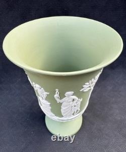 Vase Pied Arcadien en Jasperware Vert Sauge Wedgwood 19 cm Staffordshire 1981